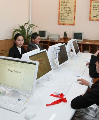 Открытие компьютерного класса в рамках проекта «Mega Билим» в с.Барскоон