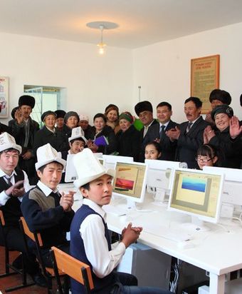MegaCom дарит ученикам села Кыргыз-Чек Ошской области компьютерный класс