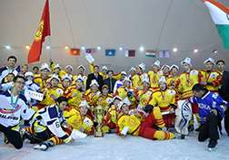 Хоккей боюнча  Кыргызстандын  улуттук курама командасы Азия-2016 Азия чакырыгынын кубогунда 1-орунга ээ болуп, Азия  чакырык  Кубогунун элиталык дивизионуна жолдомо алды.  
