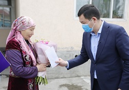 Генеральный директор ЗАО «Альфа Телеком» Акылбек Жамангулов поздравил с праздником соотечественниц, проживающих в Бишкеке
