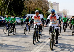 Долгожданный велопробег, приуроченный к 15-летию компании, собрал на центральной площади Оша более 1,5 тыс. спортсменов и любителей активного образа жизни